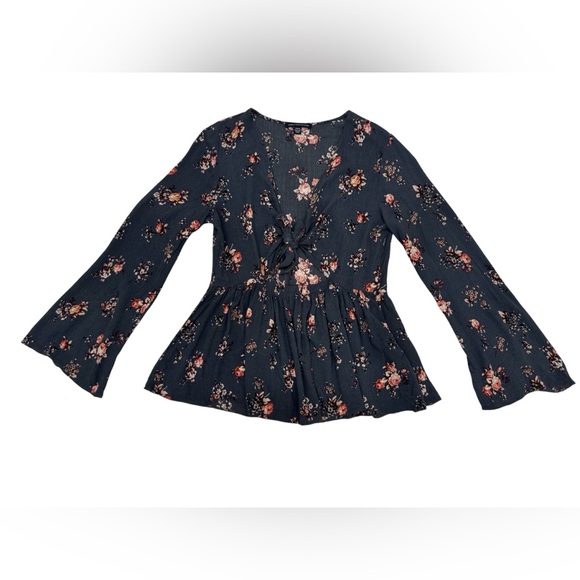 American Eagle 100% Viscose Floral Tie-Front Cutout Blouse Size M - Picture 5 of 9